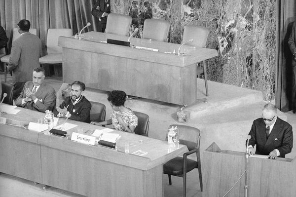 Emperor Haile Selassie of Ethiopia, center, and President Gamal Abdel  Nasser of the United Arab republic, applaud a speech by President Habib Bourguiba of Tunisia, right, during the second day of the African summit conference in Addis Ababa on May 23, 1963. Seated next to the Emperor is a girl secretary. - Sputnik Africa
