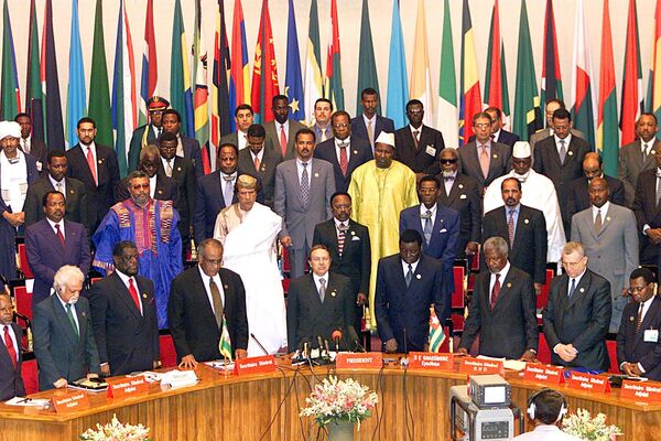L’héritage de pères de l’OUA sera salué par leurs successeurs. Ici, 33 chefs d&#x27;État et de gouvernement observent une minute de silence à la mémoire des défunts fondateurs de l&#x27;OUA, le 10 juillet 2000, lors du 36e sommet de l’organisation. Le roi du Maroc Hassan II est visible au centre. - Sputnik Afrique