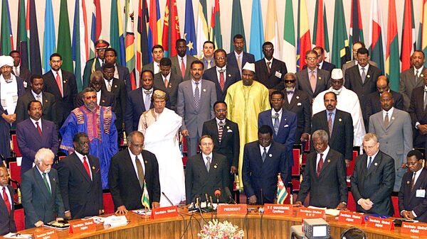 Около 33 глав государств и правительств почтили минутой молчания память покойных основателей OUA, в том числе короля Марокко Хасана II, 10 июля 2000 г., во время открытия 36-го саммита Организации африканского единства (ОАЕ) в Ломе - Sputnik Afrique