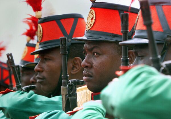Des membres de la garde présidentielle togolaise paradent à l&#x27;aéroport de Lomé pour accueillir les leaders africains, avant le début du sommet de l&#x27;OUA, le 9 juillet 2000. - Sputnik Afrique