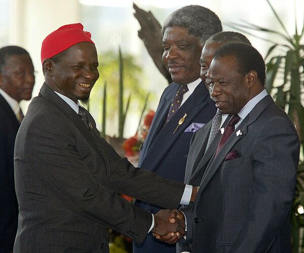 Le dernier sommet de l’OUA avant de laisser sa place à l’Union africaine (UA) a lieu à Durban, le 8 juillet 2002. Ici, le Président guinéen Lansana Conté (à gauche) est accueilli par le président sortant de l&#x27;OUA, le dirigeant zambien Levy Mwanawasa (au centre). Le nouveau président de UA, le chef d’État sud-africain Thabo Mbeki est présent (2e à droite), comme le secrétaire général de l&#x27;OUA, le malien Essy Amara (à droite). - Sputnik Afrique