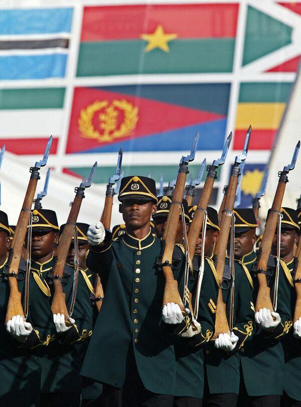 Les troupes sud-africaines défilent lors de la cérémonie de lancement officiel de l&#x27;Union africaine, le 9 juillet 2002 à Durban. La première session des 53 membres est ouverte par le Président sud-africain Thabo Mbeki, qui a dirigé le nouvel organe panafricain pour sa première année - Sputnik Afrique