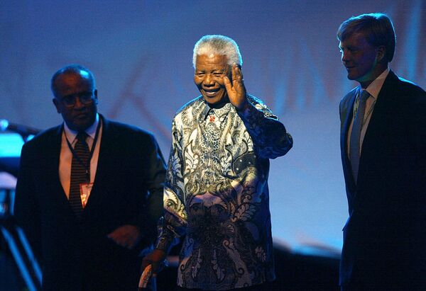 Former South African president Nelson Mandela (C), flanked by last secretary general of the Organization of African Unity (OAU) Salim Ahmed Salim (L) and Dutch Crown Prince Willem Alexander, wave during the inauguration on August 28,  2002 of the Water Dome in Johannesburg, one of the exhibitions of the World Summit on Sustainable Development.  - Sputnik Africa