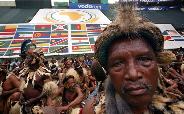 Le peuple zoulou attend le début de la cérémonie de lancement officiel de l&#x27;Union africaine (UA) le 9 juillet 2002 à Durban. - Sputnik Afrique