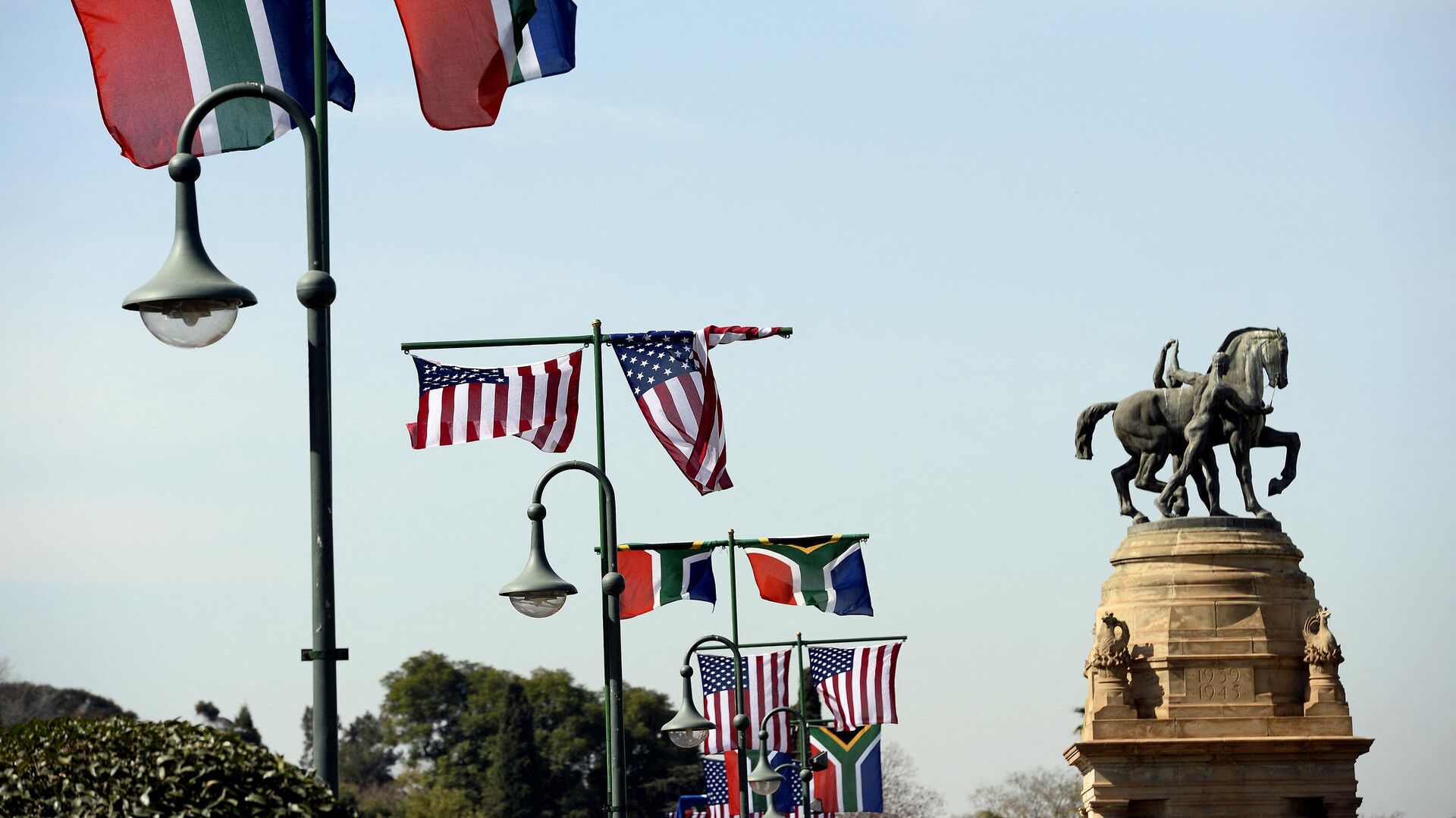 This picture taken on June 27, 2013 shows the US and South African flags fluttering at Union Buildings in Pretoria.  - Sputnik Africa, 1920, 26.05.2023