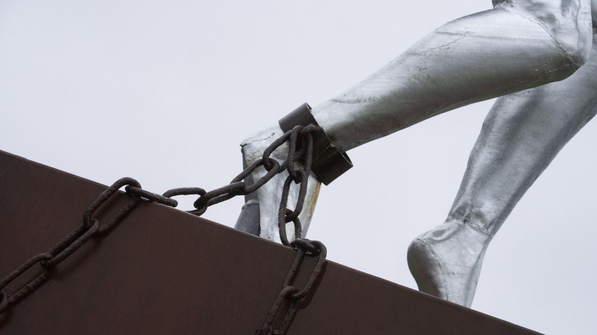 Clave, Monument for Slavery, by Alex da Silva, is seen in Rotterdam, Netherlands, Monday, Dec. 19, 2022 - Sputnik Africa, 1920, 26.05.2023