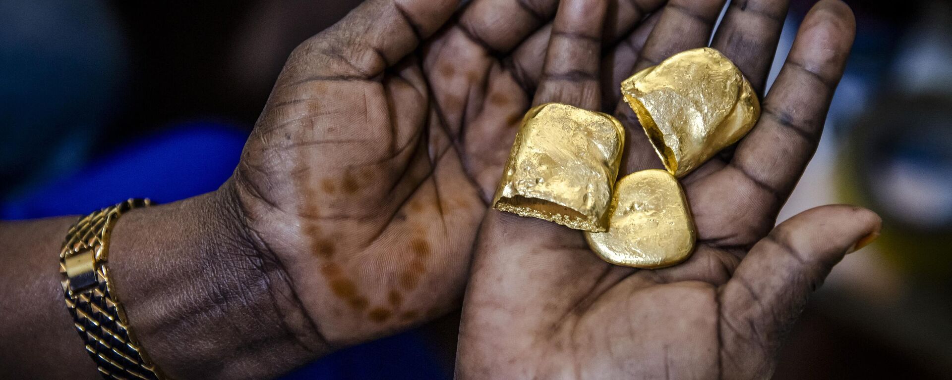Tanzanian miner Assia Hussein, who is the chairman of an only-women miners association, observes some pure gold nuggets at a gold market in Geita, Tanzania on May 28, 2022.  - Sputnik Africa, 1920, 26.05.2023
