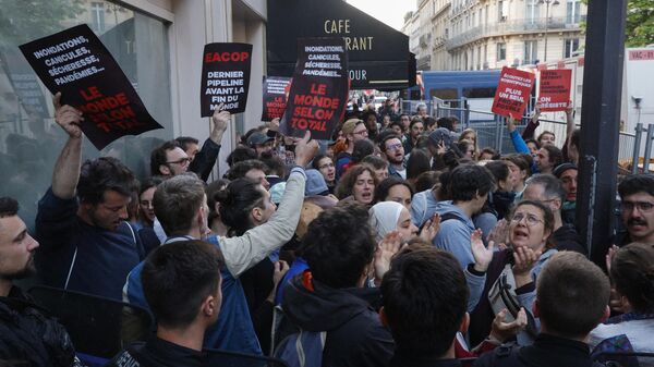 Une manifestation à Paris contre les activités de TotalEnergies, le 26 mai 2023 - Sputnik Afrique