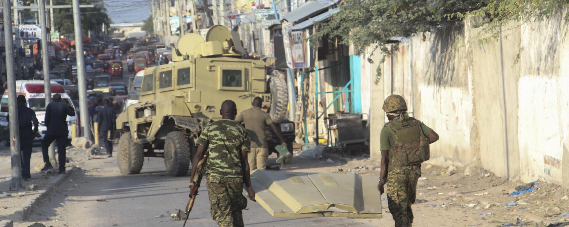 African Union Mission to Somalia (AMISOM) soldiers carry the wreckage of a vehicle at the scene of suicide bombing that targeted AMISOM forces in Mogadishu, Somalia, on November 11, 2021. - Sputnik Africa, 1920, 27.05.2023