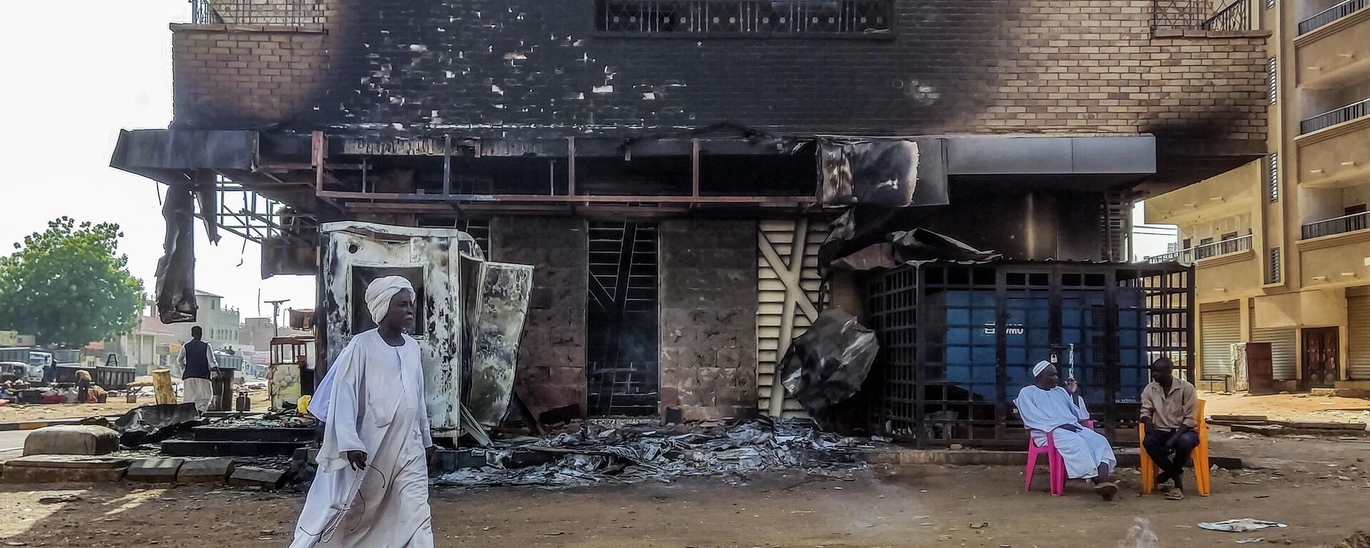 A man walks past a burnt out bank branch in southern Khartoum on May 24, 2023 - Sputnik Africa, 1920, 19.06.2023