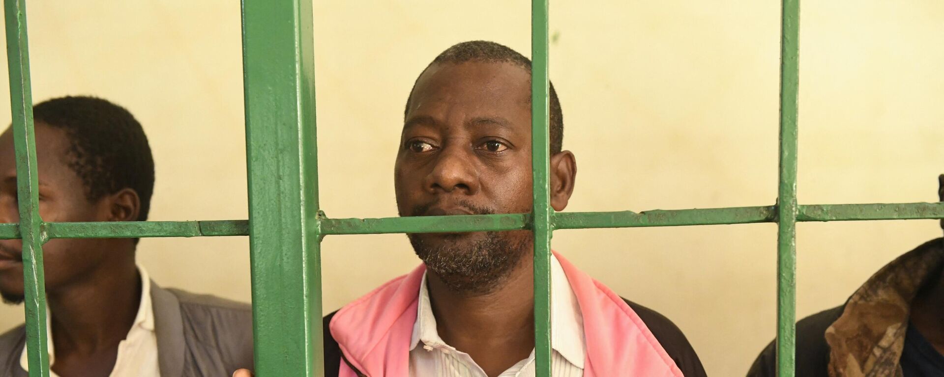 Self-proclaimed pastor Paul Nthenge Mackenzie (C) who set up the Good News International Church in 2003 and is accused of inciting cult followers to starve to death to meet Jesus, appears at the Shanzu law courts in Mombasa on May 5, 2023. - Sputnik Africa, 1920, 27.05.2023