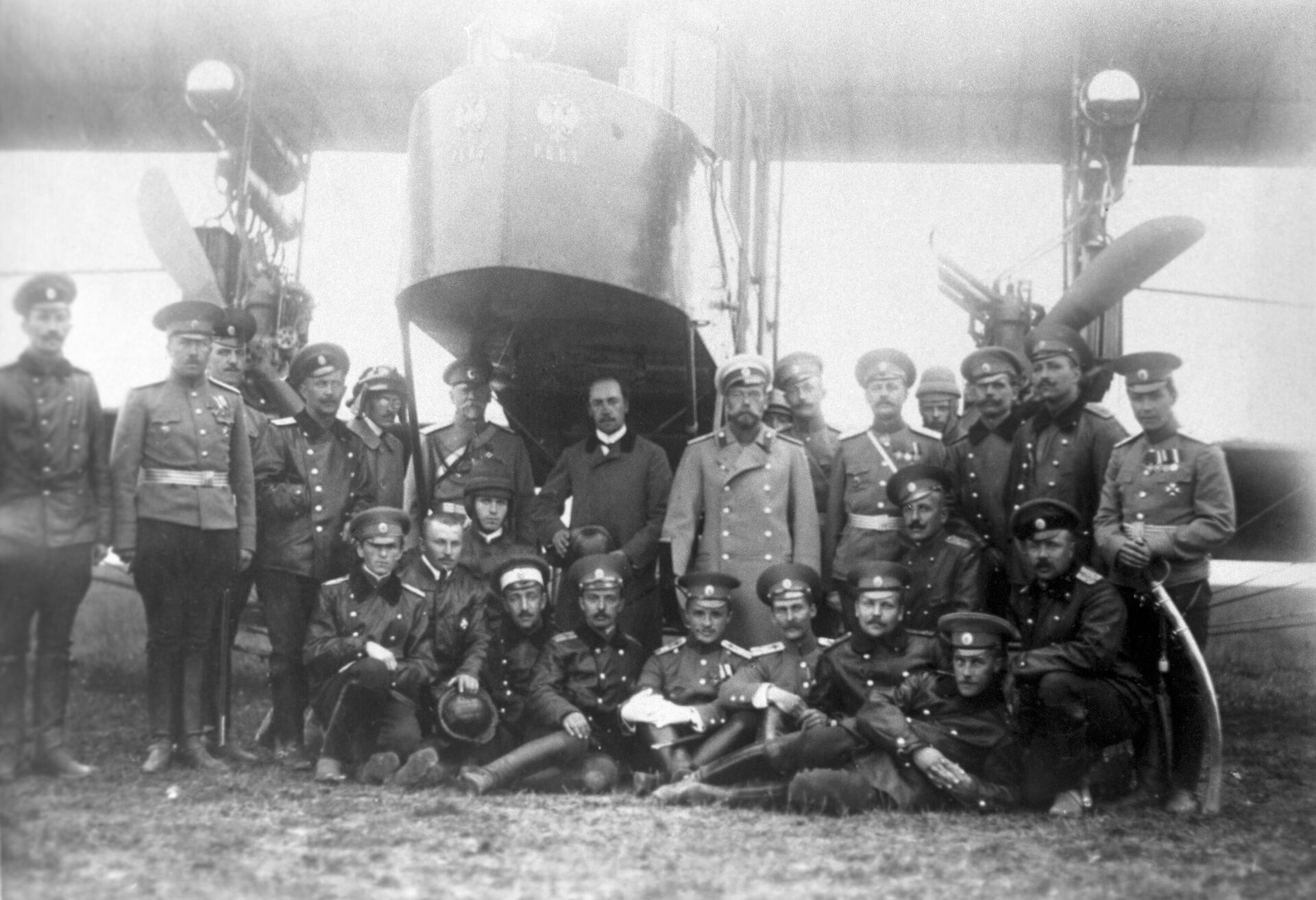 Russian Emperor Nicholas II (second row, fifth from the right) next to the Russky Vityaz aircraft. 1913 - Sputnik Africa, 1920, 27.05.2023