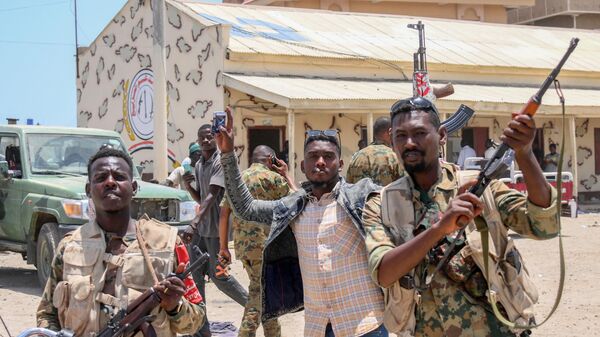 This picture taken on April 16, 2023, shows Sudanese army soldiers, loyal to army chief Abdel Fattah al-Burhan, posing for a picture at the Rapid Support Forces (RSF) base in the Red Sea city of Port Sudan.  - Sputnik Africa