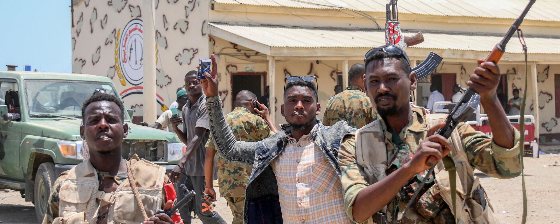 This picture taken on April 16, 2023, shows Sudanese army soldiers, loyal to army chief Abdel Fattah al-Burhan, posing for a picture at the Rapid Support Forces (RSF) base in the Red Sea city of Port Sudan.  - Sputnik Africa, 1920, 02.06.2023