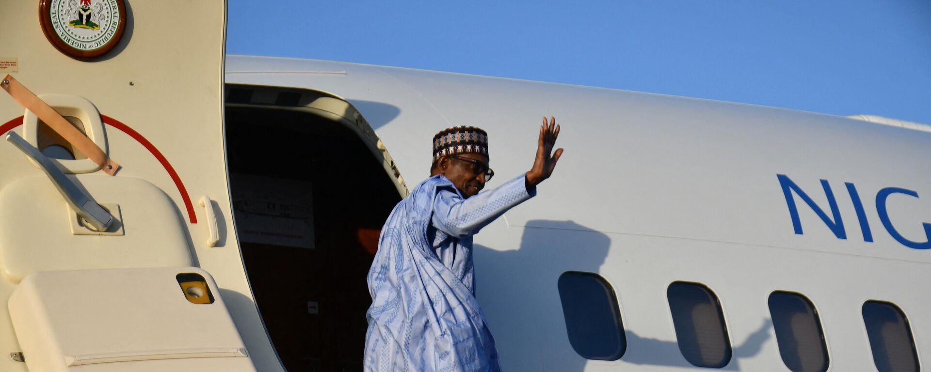 Nigerian President Muhammadu Buhari waves as he gets into the plane after addressing troops at the airforce base in Maiduguri on December 23, 2021.  - Sputnik Africa, 1920, 28.05.2023