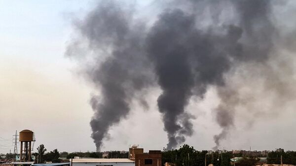 Smoke rises above buildings in Khartoum on May 24, 2023 - Sputnik Africa