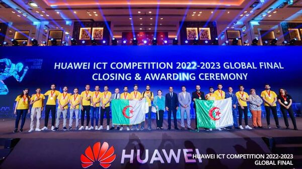 Algerian teams are standing on a pedestal after it Huawei ICT competition held in China's Shenzhen - Sputnik Africa