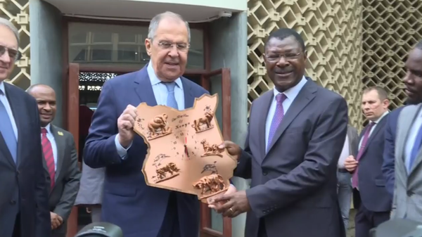 Une horloge avec cinq animaux emblématiques de la savane a été offerte à Sergueï Lavrov au Kenya, 29 mai 2023 - Sputnik Afrique