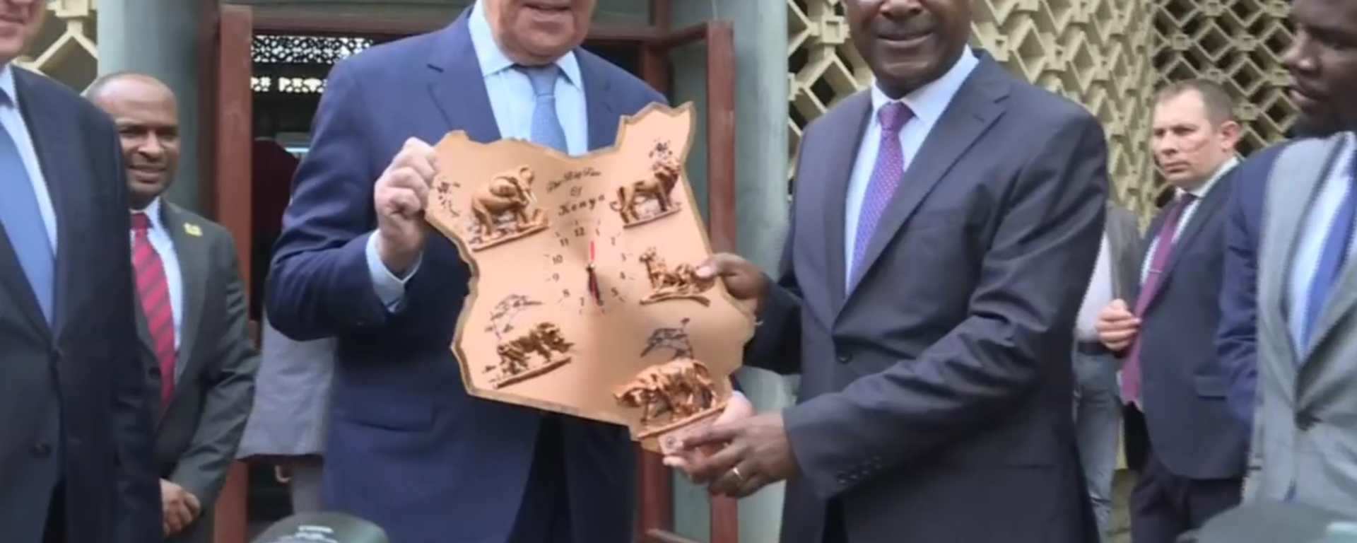A clock with five emblematic animals of the savannah was offered to Sergey Lavrov in Kenya, May 29, 2023 - Sputnik Africa, 1920, 29.05.2023