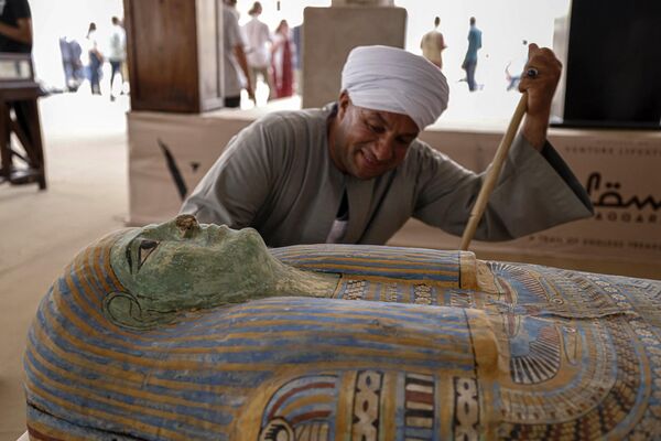 Mostafa Abdo Sadek, the overseer of diggers,observes a newly discovered sarcophagus in the Saqqara necropolis, where archaeologists unearthed two human and animal embalming workshops as well as two tombs, south of Cairo on May 27, 2023.  - Sputnik Africa