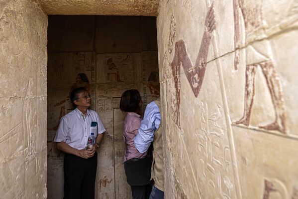 Japanese Ambassador to Egypt Oka Hiroshi (L) visits a newly discovered ancient tomb in the Saqqara necropolis south of Cairo, where archaeologists unearthed two human and animal embalming workshops, as well as two tombs, on May 27, 2023.  - Sputnik Africa