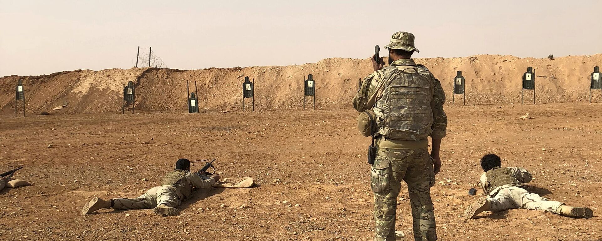 Members of the Maghawir al-Thawra Syrian opposition group receive firearms training from U.S. Army Special Forces soldiers at the al-Tanf military outpost in southern Syria on Monday, Oct. 22, 2018. - Sputnik Africa, 1920, 31.05.2023