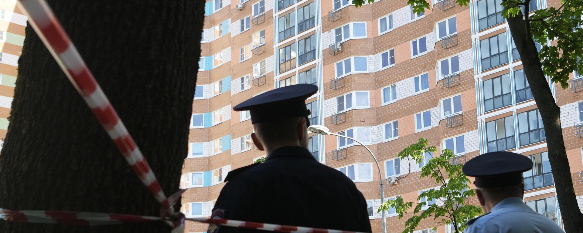 Police officers outside a residential building affected by a drone attack on Profsoyuznaya Street in Moscow.  - Sputnik Africa, 1920, 01.06.2023