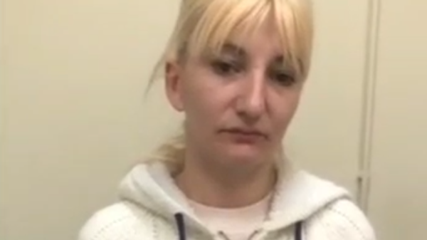 Задержанную в Москве гражданку Украины, которая должна была вывезти детей-сирот из новых регионов, депортировали из страны - Sputnik Afrique