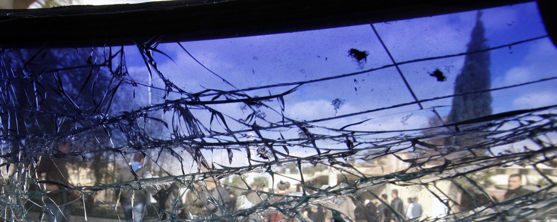 A cracked windshield is seen at the site of a suicide bombing in Damascus, Syria, Friday, Dec. 23, 2011. - Sputnik Africa, 1920, 30.05.2023