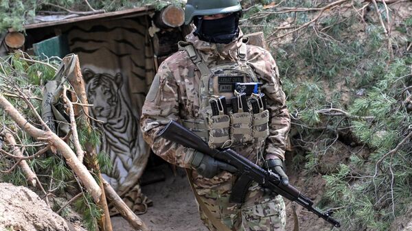 Un membre de la force spéciale Akhmat dans le Donbass - Sputnik Afrique