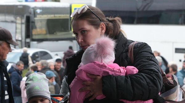 Evacuated residents of Kherson near the railway station in Dzhankoy. - Sputnik Africa