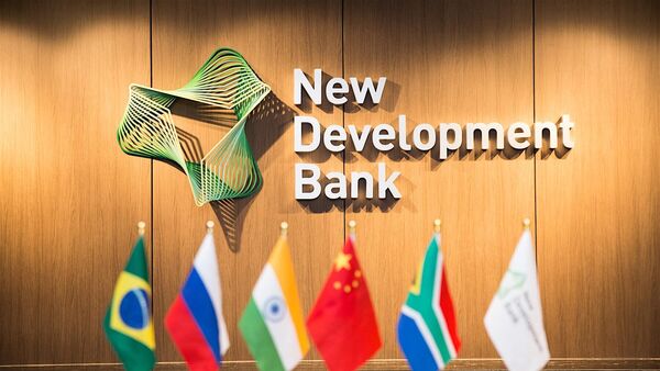 Le logo de la Nouvelle Banque de développement à son siège à Shanghaï - Sputnik Afrique