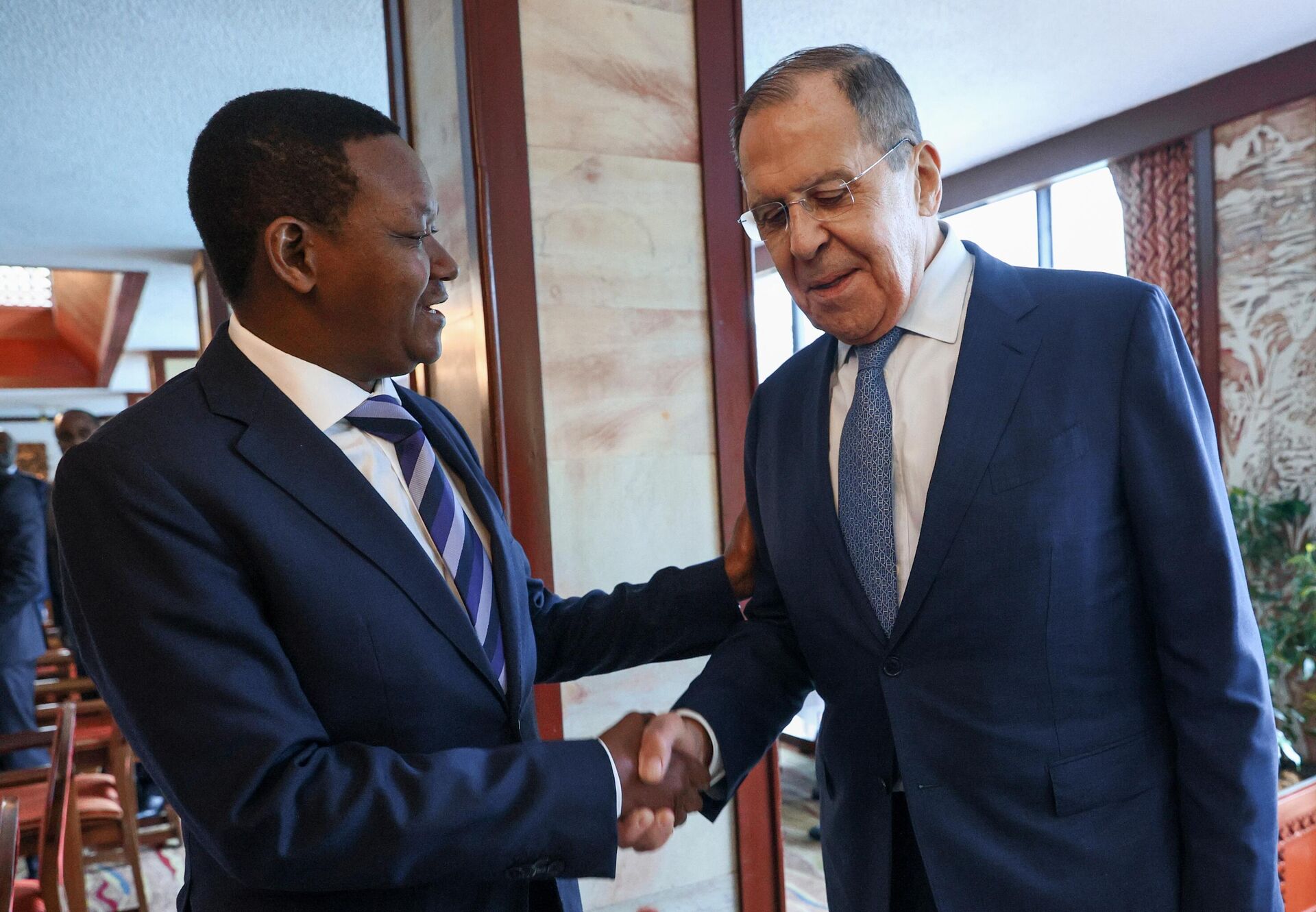 In this handout photo released by the Russian Foreign Ministry, Russian Foreign Minister Sergey Lavrov shakes hands with Kenya's Foreign Minister Alfred Mutua during a meeting in Nairobi, Kenya. - Sputnik Africa, 1920, 03.06.2023