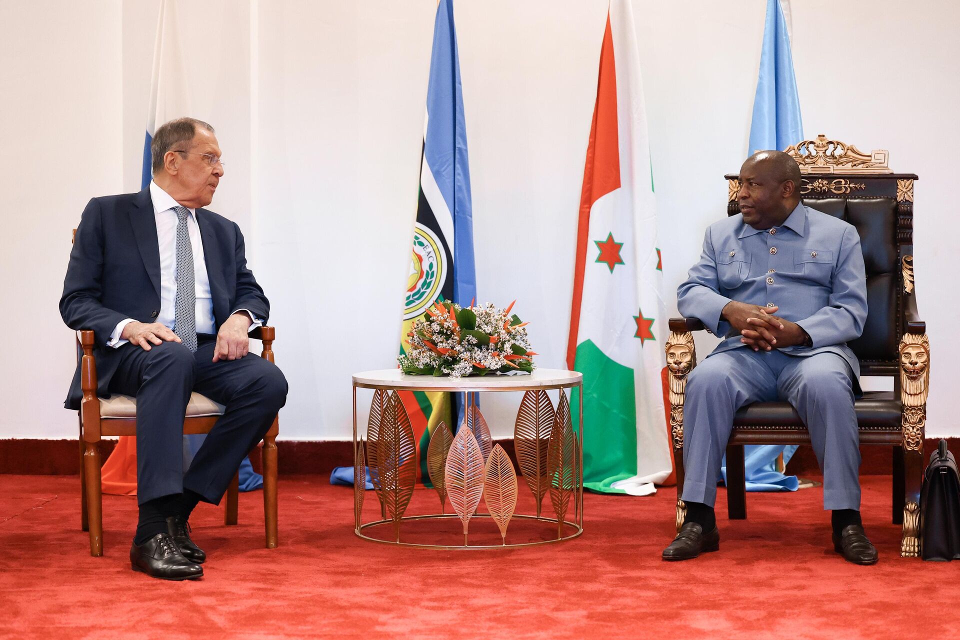 In this handout photo released by the Russian Foreign Ministry, Russian Foreign Minister Sergey Lavrov and Burundian President Evariste Ndayishimiye attend a a meeting at the presidential palace in Bujumbura, Republic of Burundi. - Sputnik Africa, 1920, 03.06.2023