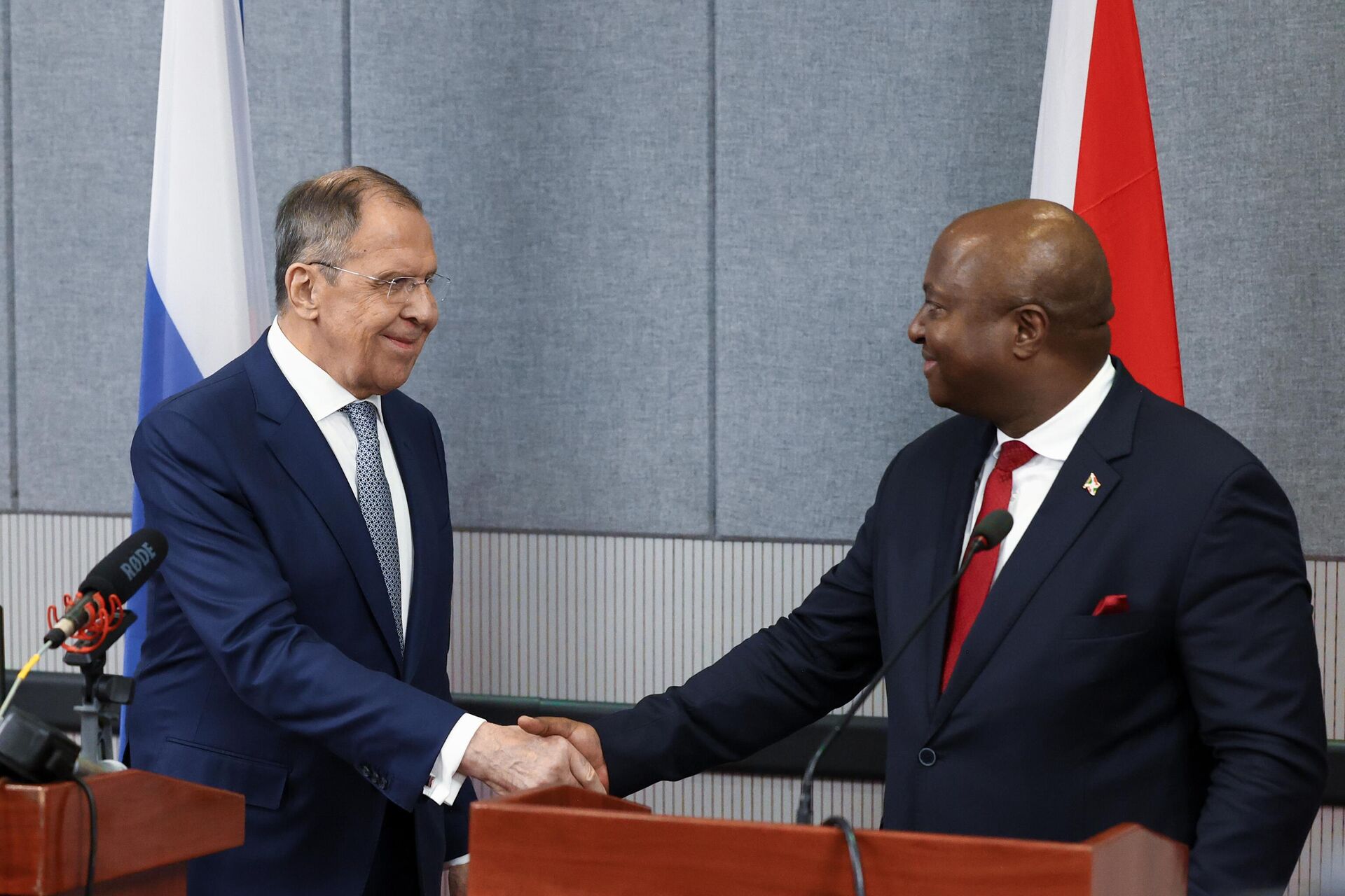 In this handout photo released by the Russian Foreign Ministry, Russian Foreign Minister Sergey Lavrov and his Burundian counterpart Albert Shingiro shake hands during a news conference following their meeting in Bujumbura, Republic of Burundi. - Sputnik Africa, 1920, 03.06.2023