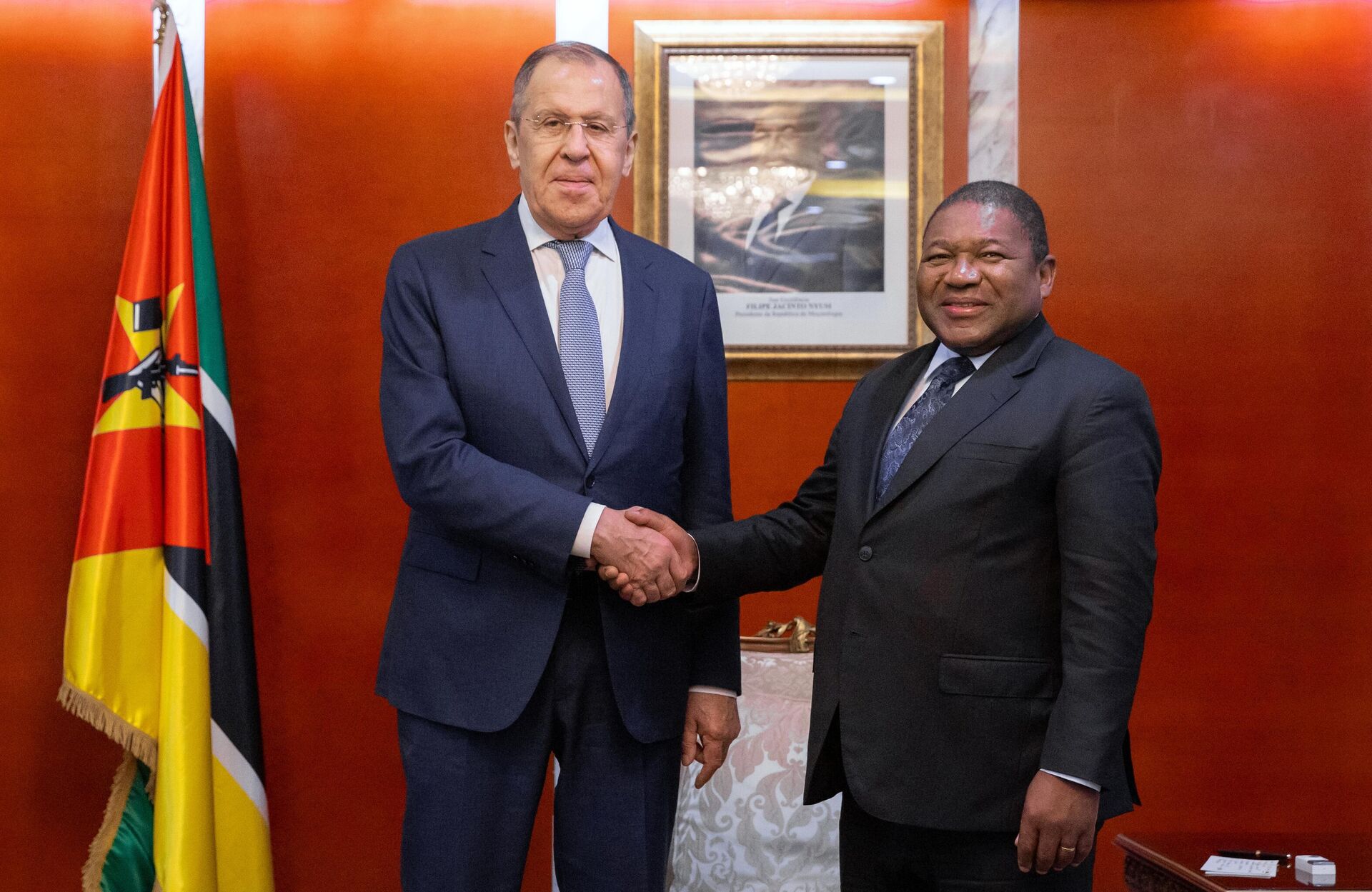 In this handout photo released by the Russian Foreign Ministry, Russian Foreign Minister Sergey Lavrov and Mozambique's President Filipe Jacinto Nyusi shake hands during a meeting at the presidential palace, in Maputo, Mozambique. - Sputnik Africa, 1920, 03.06.2023