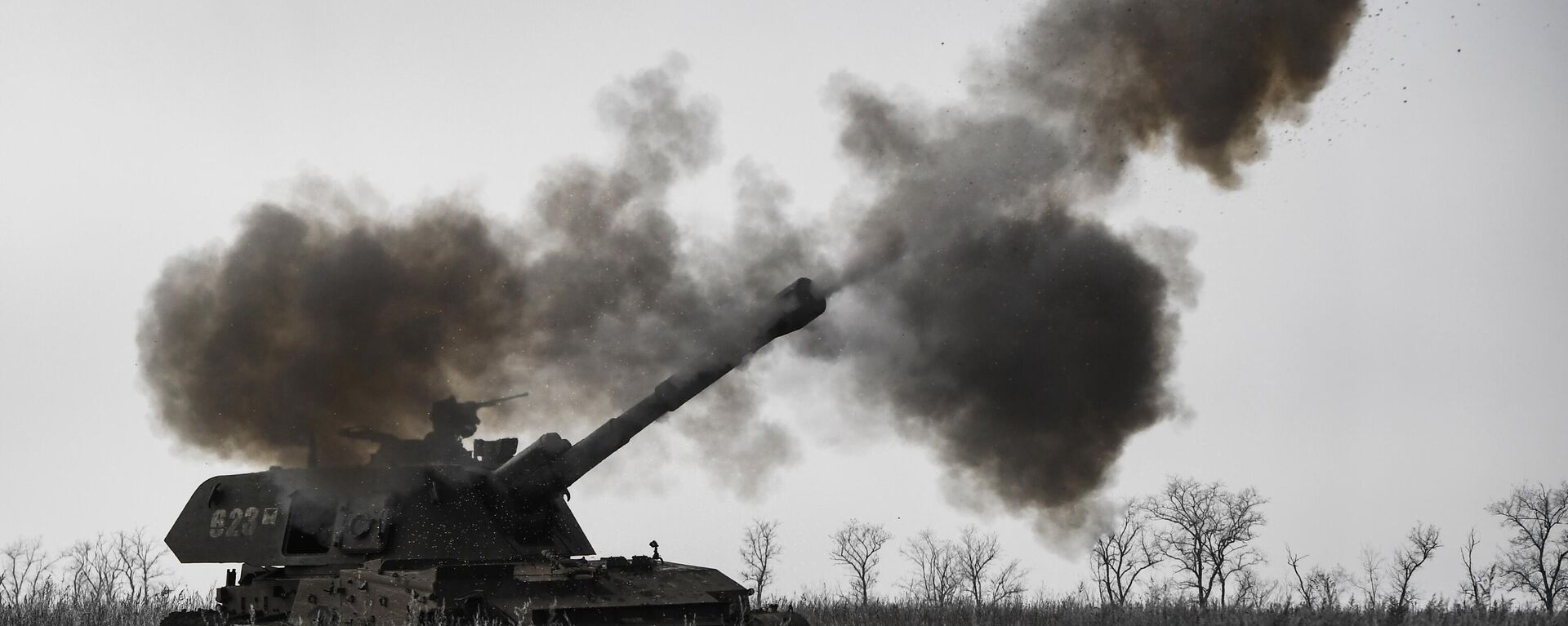 Russian 2S3 Akatsiya self-propelled howitzer firing at Ukrainian forces. December 2022 - Sputnik Africa, 1920, 05.06.2023