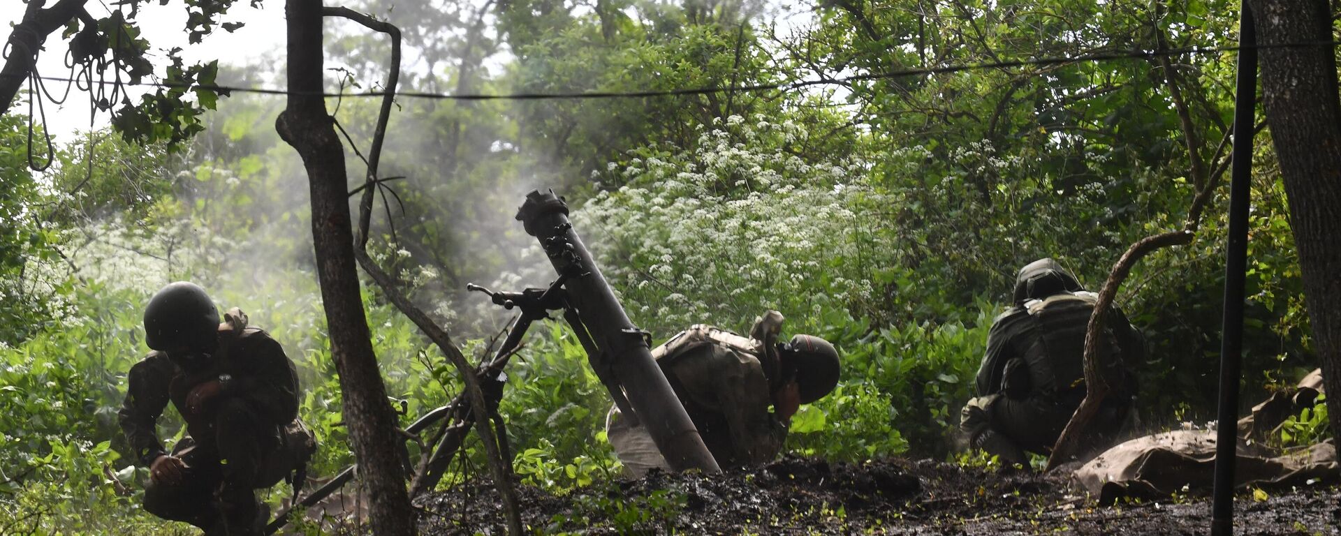 Russian servicemen of a mortar unit fire a 2B11 Sani (Sleigh) mortar towards Ukrainian positions, in the course of Russia's military operation in Ukraine, in Lugansk People's Republic, Russia - Sputnik Africa, 1920, 23.07.2023
