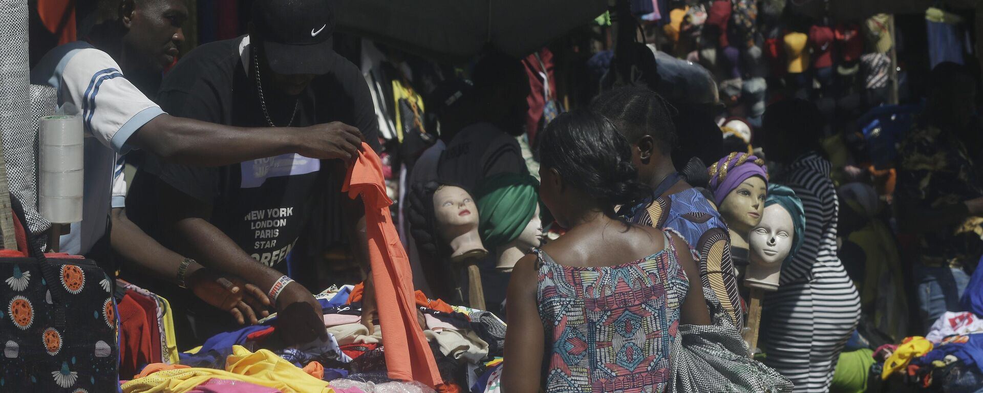 Women buys clothes inside a market in Lagos, Nigeria, Monday June 7, 2021. - Sputnik Africa, 1920, 05.06.2023