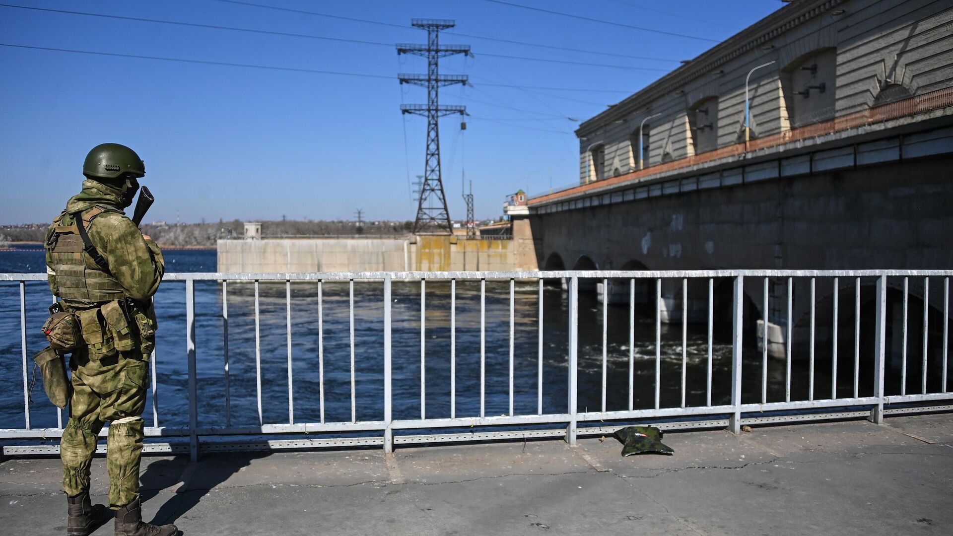 Russian serviceman guards the Hydro Power Plant in Novaya Kakhovka, Kherson Region. - Sputnik Africa, 1920, 06.06.2023