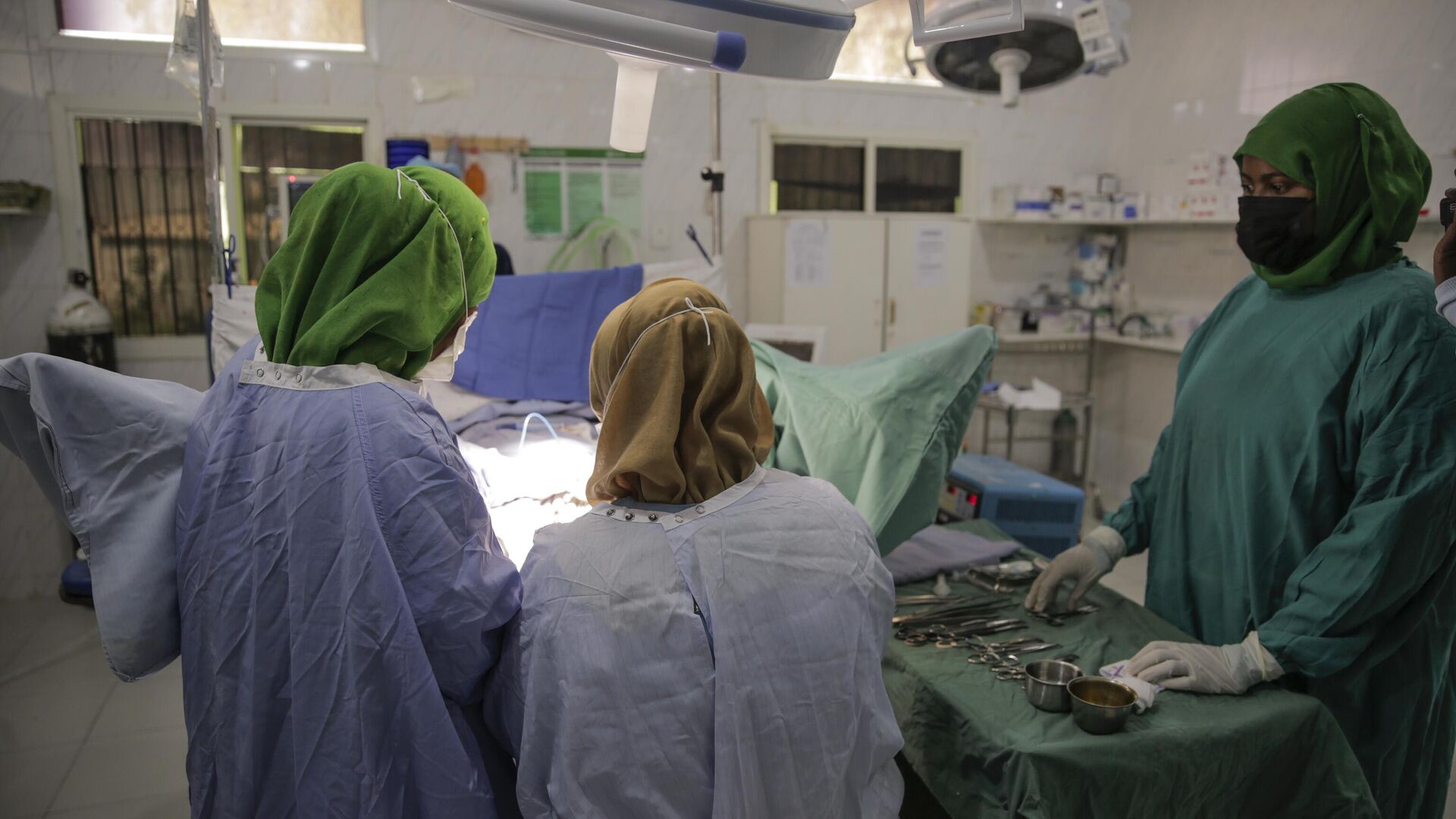 Doctors perform a repair surgery on a fistula patient who had previously undergone female genital mutilation (FGM), at the Edna Adan Maternity Hospital in Hargeisa, Somaliland, a semi-autonomous breakaway region of Somalia, Tuesday, Feb. 8, 2022. - Sputnik Africa, 1920, 16.03.2023