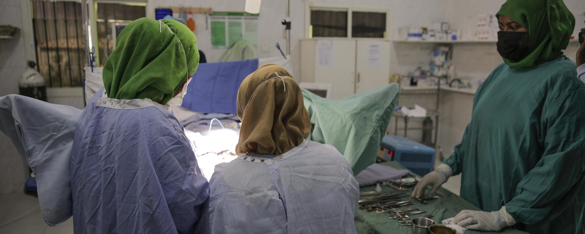 Doctors perform a repair surgery on a fistula patient who had previously undergone female genital mutilation (FGM), at the Edna Adan Maternity Hospital in Hargeisa, Somaliland, a semi-autonomous breakaway region of Somalia, Tuesday, Feb. 8, 2022. - Sputnik Africa, 1920, 16.03.2023