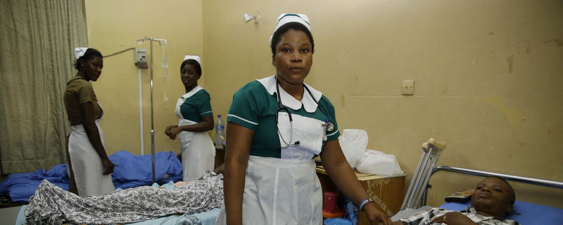 Nurses attend to victims of a gas station explosion at the police hospital in Accra, Ghana, Friday, June 5, 2015. - Sputnik Africa, 1920, 06.06.2023