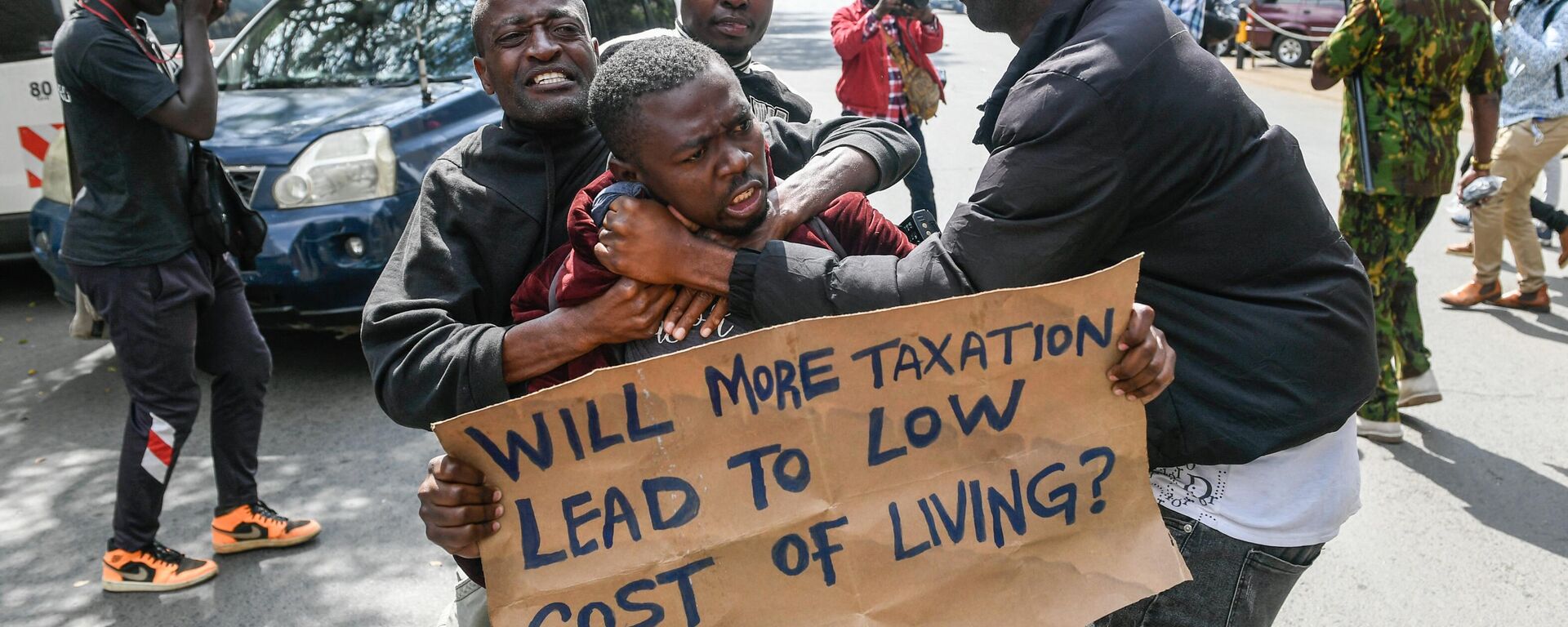Kenyan plain clothed police officers detain an activist during a protest over tax hike plans in Nairobi on June 6, 2023 - Sputnik Africa, 1920, 06.06.2023