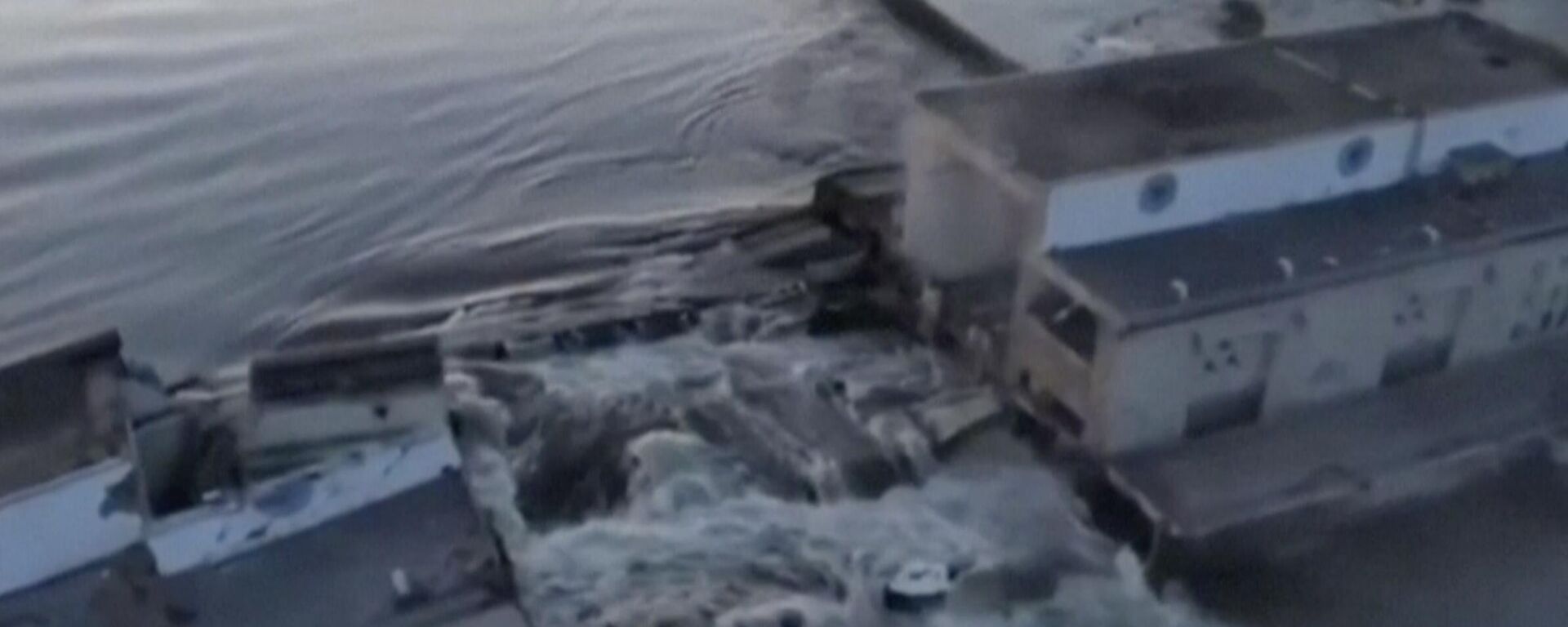 This image made from video provided by Ukraine's Presidential Office shows the damaged Kakhovka dam near Kherson, Ukraine, Tuesday, June 6, 2023. - Sputnik Africa, 1920, 06.06.2023