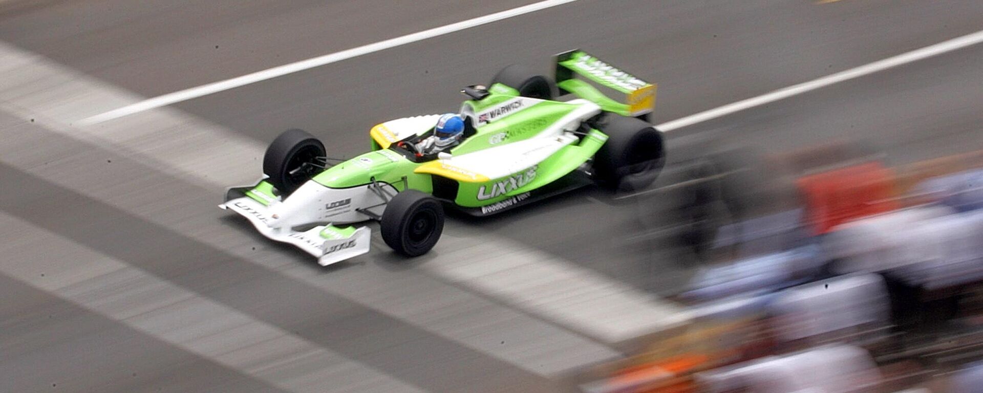 Former Formula One Grand Prix driver Derek Warwick, drives past spectators during a street race in Johannesburg, South Africa, Thursday, Nov. 10, 2005, ahead of their veterans race Sunday.  - Sputnik Africa, 1920, 01.11.2024