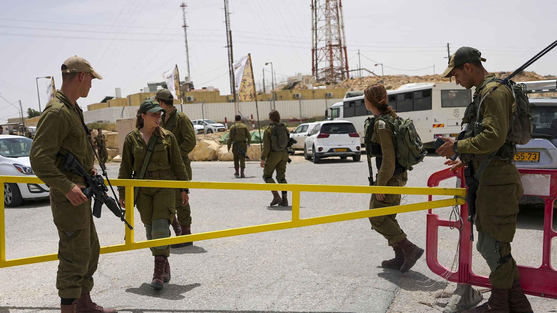 Israeli soldiers secure a gate leading to a military base following a deadly shootout in southern Israel along the Egyptian border, Saturday, June 3, 2023. - Sputnik Africa, 1920, 06.06.2023