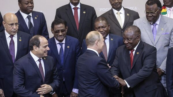 Russian President Vladimir Putin (C) shakes hands with South African President Cyril Ramaphosa (R) prior to a family photo with heads of countries taking part in the 2019 Russia-Africa Summit at the Sirius Park of Science and Art in Sochi on October 24, 2019 - Sputnik Africa