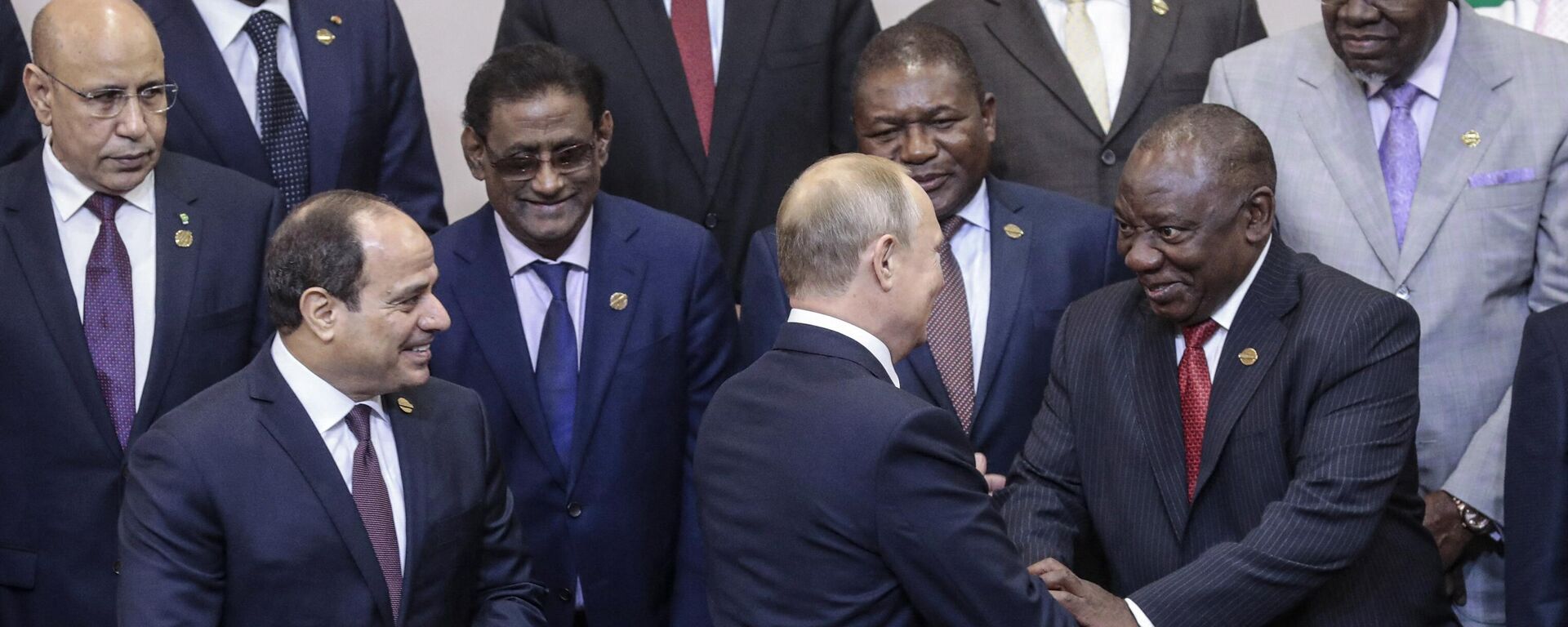 Russian President Vladimir Putin (C) shakes hands with South African President Cyril Ramaphosa (R) prior to a family photo with heads of countries taking part in the 2019 Russia-Africa Summit at the Sirius Park of Science and Art in Sochi on October 24, 2019 - Sputnik Africa, 1920, 06.06.2023
