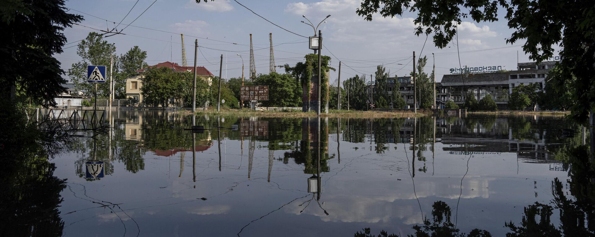 Streets are flooded in Kherson, Tuesday, Jun 6, 2023 after the Kakhovka dam was blown up overnight.  - Sputnik Africa, 1920, 11.06.2023